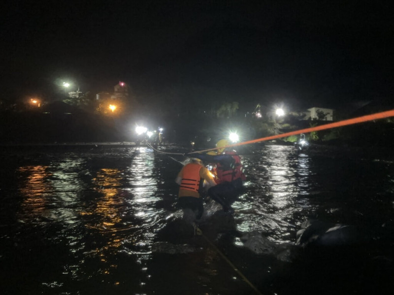 花蓮縣豐濱鄉八里灣10日溪水暴漲，23名登山客受困，消防局特搜大隊獲報前往救援，架設橫渡繩索，深夜協助全數山友渡溪脫困。（花蓮縣消防局提供）中央社記者李先鳳傳真  114年5月11日   