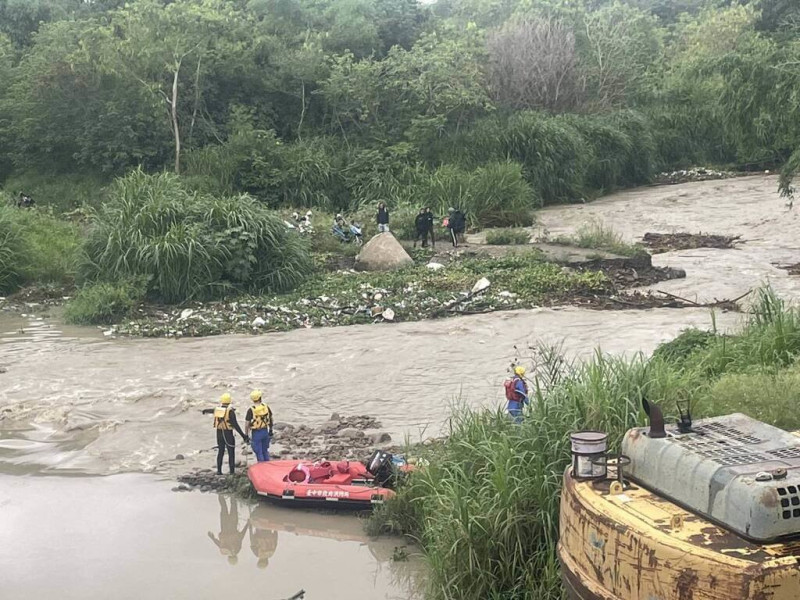 13名外籍移工10日晚間至台中大肚圳抽水站旁沙洲釣魚，11日凌晨大雨後溪水暴漲，13人受困，消防局上午派遣船艇到場協助移工脫困，幸無人受傷。（台中市消防局提供）中央社記者蘇木春傳真  114年5月11日   