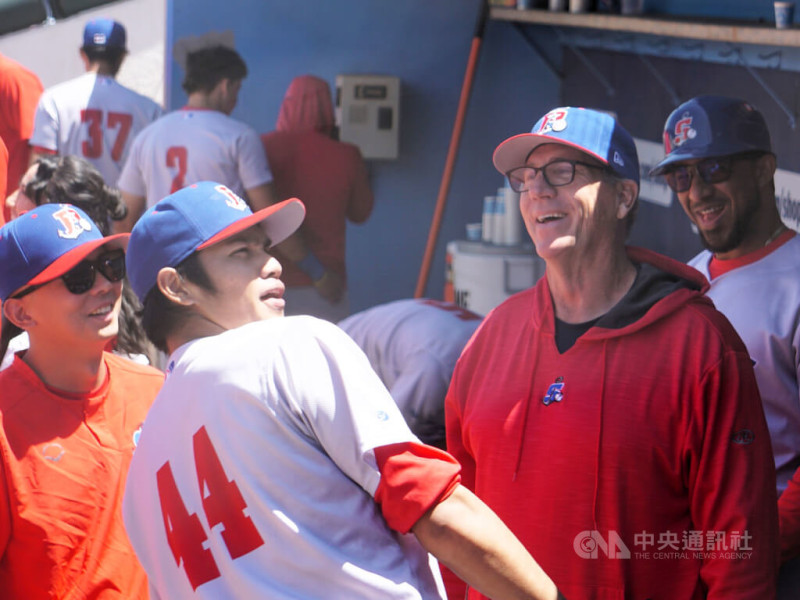 美國職棒運動家1A投手教練戈特（右）與台灣投手林維恩在休息室，討論林維恩挨轟全壘打之後的表情，互動輕鬆。中央社記者林宏翰洛杉磯攝 114年5月11日   