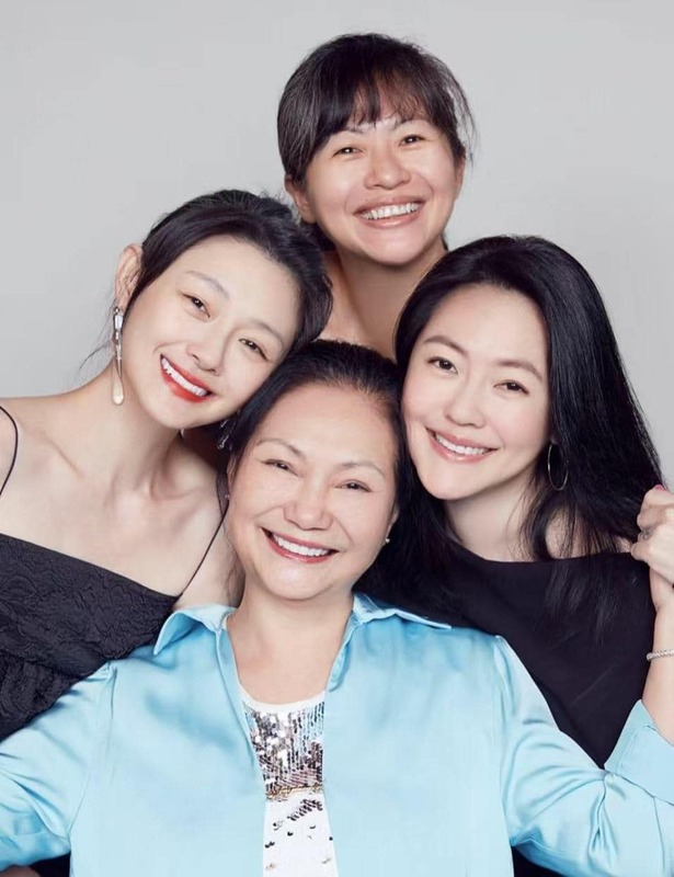 S媽在深夜貼出三姐妹照片。   圖：翻攝自黃春梅臉書