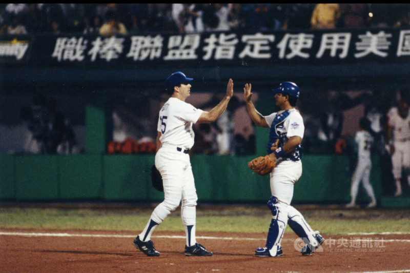 美國職棒運動家小聯盟1A投手教練戈特（左）1993年隨著洛杉磯道奇隊，在台北棒球場對台灣職棒隊伍友誼賽，當年他是陣中的王牌後援。（戈特提供，Jon Soohoo攝）中央社記者林宏翰傳真 114年5月11日   