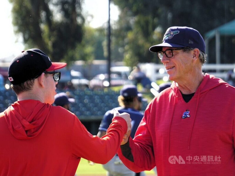 美國職棒運動家小聯盟1A投手教練戈特（右）認為，球員在小聯盟的重要目標是累積經驗、打好基礎，無論是好或壞都要在小聯盟經驗過一次。中央社記者林宏翰洛杉磯攝 114年5月11日   