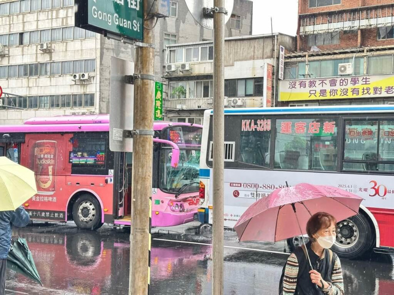 台北市文山區興隆路和羅斯福路五段路口11日下午發生2輛公車碰撞事故，造成251路線公車前擋風玻璃碎裂，幸車上人員未受傷。（民眾提供）中央社記者黃麗芸傳真 114年5月11日   