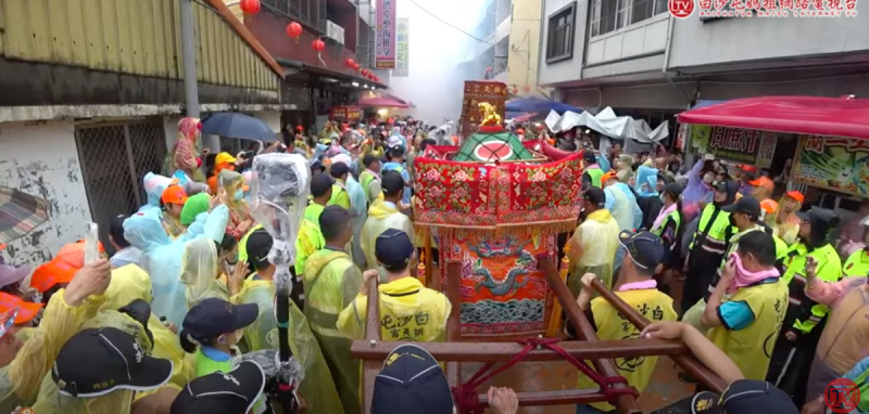 媒體披露中國福建泉州「富美宮」未經申請，以「祖廟遶境」名義來台，實際拜會地方宮廟與宗親會，並擬參與白沙屯媽祖遶境活動，引發輿論關注。圖為白沙屯媽祖繞境活動。   圖：翻攝自白沙屯媽祖網路電視台