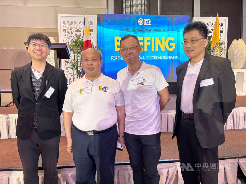 菲律賓將於12日舉行期中選舉，中央選舉委員會副主委陳朝建（左2）、台灣民主基金會副執行長陳牧民（右2）分別帶團前來觀選。中央社記者林行健馬尼拉攝  114年5月11日   