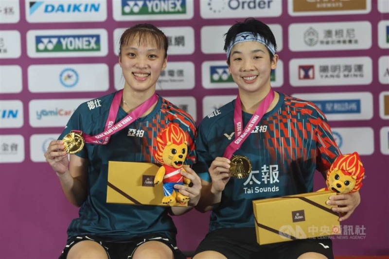 BWF台北羽球公開賽11日在台北小巨蛋舉行冠軍戰，台灣羽球女雙組合謝沛珊（右）、洪恩慈（左）擊敗日本對手奪冠，兩人拿著金牌合影。中央社記者吳家昇攝 114年5月11日   