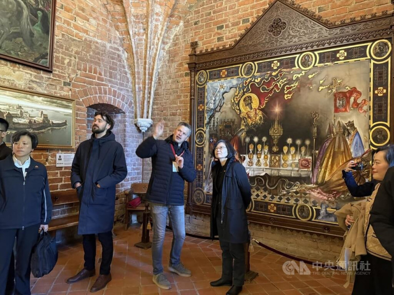 前總統蔡英文(左4)出訪立陶宛,11日上午前往特拉凱城堡博物館,參觀昔日大公的居所,深入了解立陶宛大公國最輝煌時期的歷史與文化。中央社記者游堯茹維爾紐斯攝 114年5月12日 圖:中央社提供