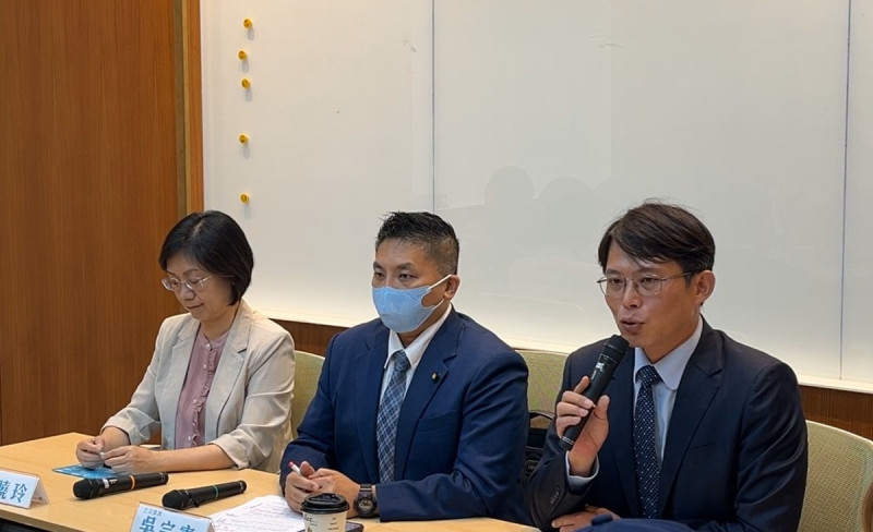 憲法法庭將召開釋憲說明會，民眾黨立委黃國昌（圖右）、國民黨立委吳宗憲（圖中）、國民黨立委翁曉玲（圖左）共同召開記者會回應。   圖：擷取自國民黨團臉書