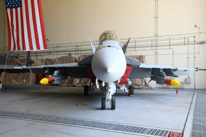 美國海軍近日在日本公開展示了一種先進空對空導彈 AIM-174B,該導彈也被稱為「標準六型」(SM-6)空射版本。 圖:翻攝自 X 美國海軍近日在日本公開展示了一種先進空對空導彈 AIM-174B,該導彈也被稱為「標準六型」(SM-6)空射版本。 圖:翻攝自 X