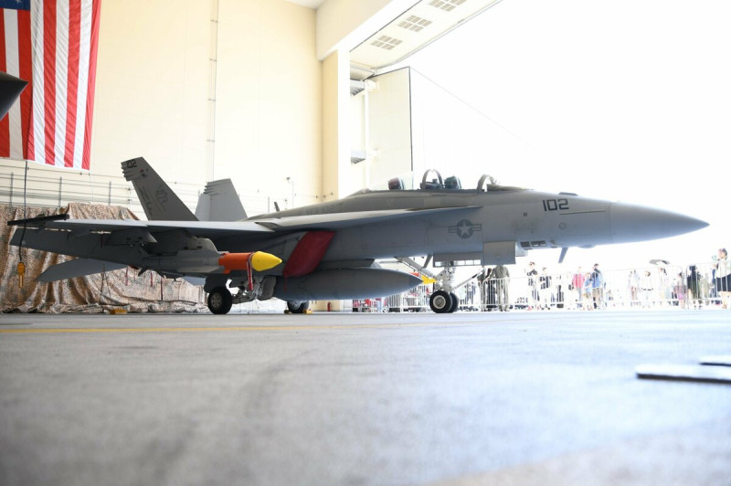 美國海軍近日在日本公開展示了一種掛在超級大黃蜂戰績上的先進空對空導彈 AIM-174B，該導彈也被稱為「標準六型」（SM-6）空射版本。   圖：翻攝自 X