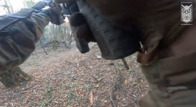 烏克蘭第 13 哈爾蒂亞旅的偵察部隊在清除哈爾科夫的俄軍陣地。圖為烏軍第一視角。 圖:翻攝自 NOELREPORTS X 帳號 烏克蘭第 13 哈爾蒂亞旅的偵察部隊在清除哈爾科夫的俄軍陣地。圖為烏軍第一視角。 圖:翻攝自 NOELREPORTS X 帳號