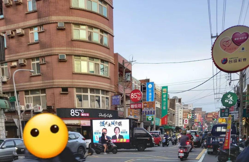 「除舊汰欣」團隊指控,徐欣瑩在連署期間,動用多台宣傳車,於連署站周邊高頻率巡迴,對公民行使罷免權的干擾與壓力,將正式向法院檢舉。 圖:取自余筱菁客家好妹仔-改變新竹勇敢前行臉書