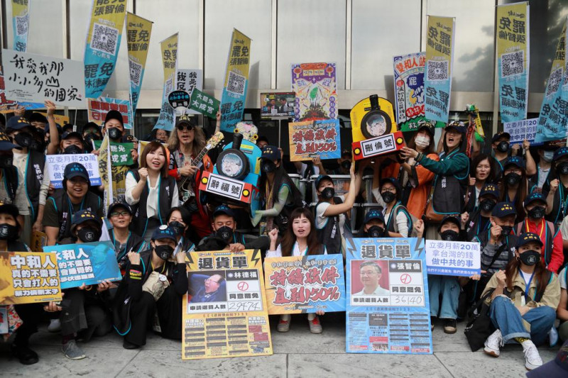 雙和罷免團體今天送件，林德福立委罷免案送件數為29,474，突破門檻123%，中和張智倫立委罷免案送件數為36,140，突破門檻125%。   圖：雙和罷團提供