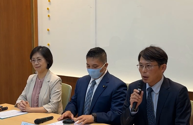 民眾黨立委黃國昌與國民黨立委翁曉玲、吳宗憲共同召開記者會。   圖：擷取自國民黨團臉書