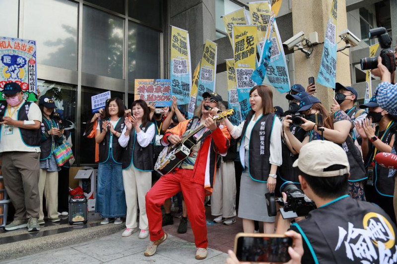 罷免林德福領銜人朱約信表演。   圖：雙和罷團提供