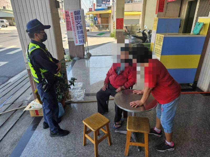 花蓮縣87歲何姓老翁日前從富里鄉出發，騎機車到屏東買豬腳，回程不慎在屏東新園鄉自摔，警方獲報前往協助，並通知家屬帶回。（東港警分局提供）中央社記者黃郁菁傳真  114年5月12日   