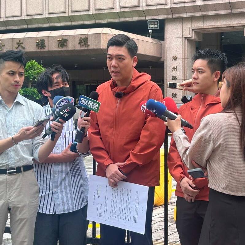 賴苡任12日上午前往中選會致函，要求中選會公布領銜人遞補作業辦法   圖：翻攝自賴苡任臉書
