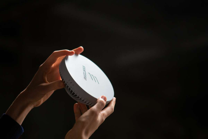 愛立信Radio Dot系統能夠在室內環境中提升5G容量和覆蓋，並可同時支援台灣電信商所使用的3.5GHz頻譜。   圖: 愛立信/提供