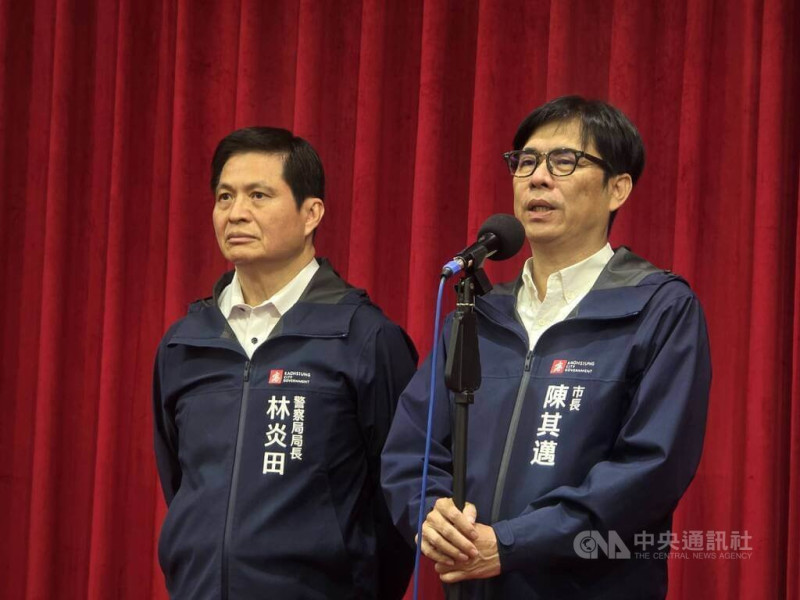 高雄近日接連發生酒駕致死，高雄市長陳其邁（右）12日受訪表示，已嚴厲要求警察局嚴格執法。左為高雄市警察局長林炎田。中央社記者蔡孟妤攝  114年5月12日   
