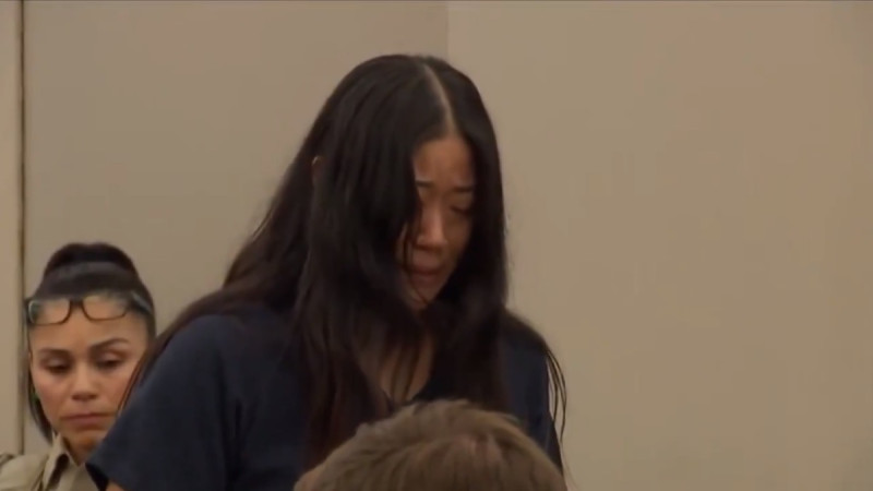 加州聖地牙哥縣地方法院 9 日宣布,對涉嫌性侵兩名學生的女教師判決 30 年監禁。然而,部分網友卻對判決結果抱持懷疑,認為量刑過輕。 圖:擷取自 @nexta_tv X 分享影片