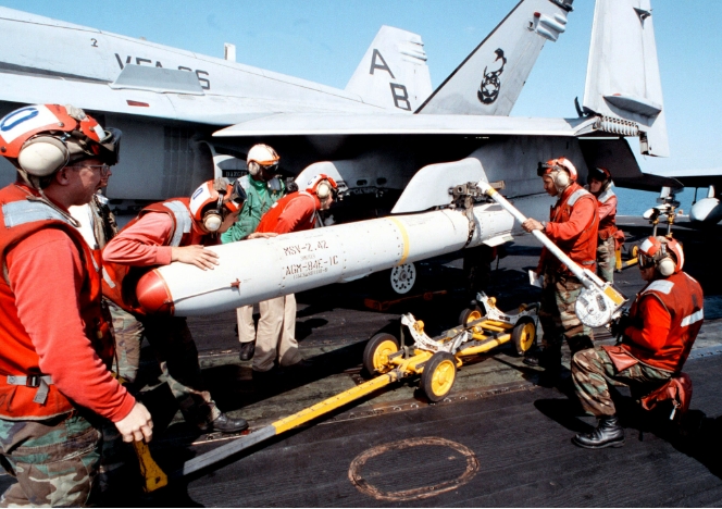 AGM-84E 魚叉防區外對地攻擊飛彈 。 圖 : 翻攝自維基百科