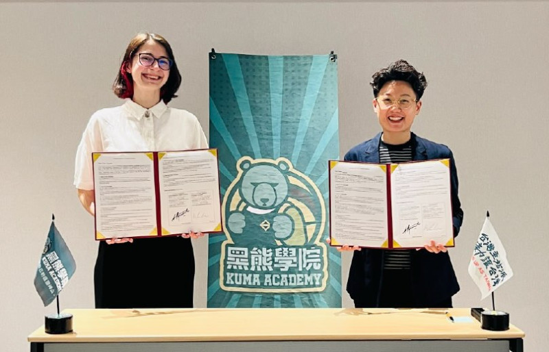 黑熊學院今日正式與烏克蘭自由民主聯盟簽署備忘錄。   圖：翻攝自黑熊學院Threads