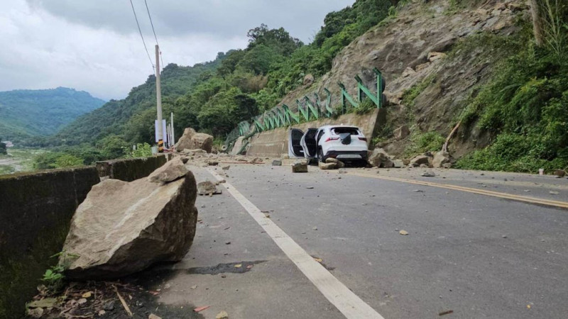 苗栗縣大湖通往泰安溫泉區重要道路苗62線12日發生落石坍方，砸中車輛。（民眾提供）中央社記者管瑞平傳真  114年5月12日   