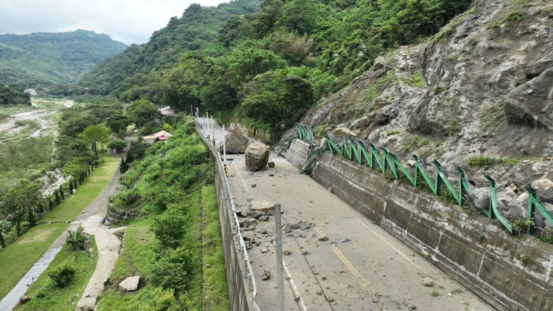 苗栗縣大湖通往泰安溫泉區重要道路苗62線12日發生落石坍方,砸中2部車輛,造成1人受傷送醫,現場散落大小落石,交通暫時中斷。(苗栗縣政府交通工務處提供)中央社記者管瑞平傳真 114年5月12日