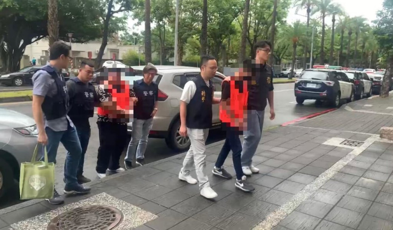 許姓男子與趙姓男子曾有酒後口角糾紛，許男日前涉嫌和李姓男子持刀攻擊用餐中的趙男，造成趙男受傷送醫，許、李2人犯案後逃逸，12日落網，訊後依法移送。（高雄市政府警察局三民第一分局提供）中央社記者張已亷傳真  114年5月12日   