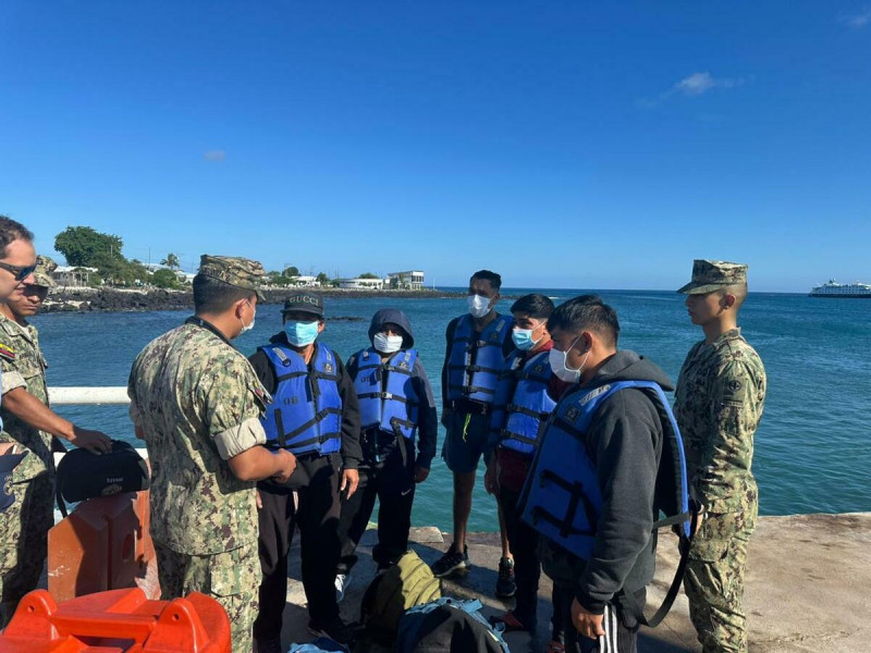 厄瓜多海軍最近表示，5 名在海上漂流 55 日的漁民被一艘金槍魚捕撈船救起，於周六抵達加拉巴哥群島的一個港口。   圖：翻攝自 Armada del Ecuador X 帳號