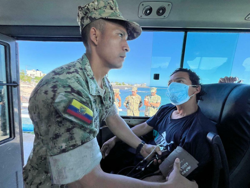 厄瓜多海軍最近表示,5 名在海上漂流 55 日的漁民被一艘金槍魚捕撈船救起,於周六抵達加拉巴哥群島的一個港口。 圖:翻攝自 Armada del Ecuador X 帳號