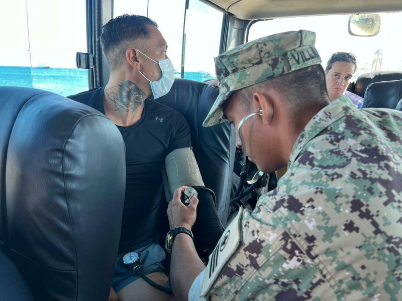 厄瓜多海軍最近表示,5 名在海上漂流 55 日的漁民被一艘金槍魚捕撈船救起,於周六抵達加拉巴哥群島的一個港口。 圖:翻攝自 Armada del Ecuador X 帳號