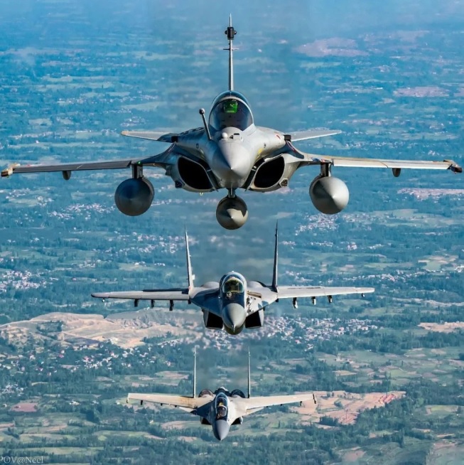 印軍陣風、蘇-30 與米格-29 戰機。 圖:翻攝自 騰訊網 河東三叔 印軍陣風、蘇-30 與米格-29 戰機。 圖:翻攝自 騰訊網 河東三叔