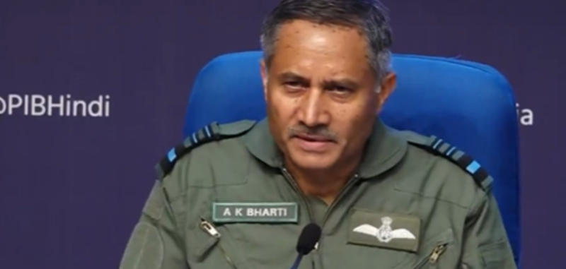 印度空軍中將巴蒂（AK Bharti）當地時間 5 月 11 日在新德里舉行的記者會上表示，印度正處在作戰狀態下，必定會有損失。   圖：翻攝自  _infinimus X 帳號