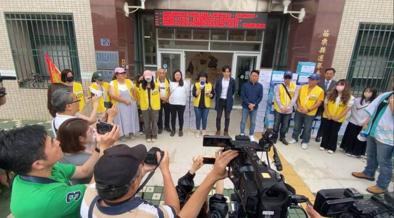 「苗栗國罷免立委連線」團隊今(12)日送交二階連署書,罷免邱鎮軍、陳超明兩案沒有達門檻,罷團表示「不會送進去」,盼2立委謹記苗栗人的怒吼、憤怒。 圖:擷自「苗栗國罷免立委連線」臉書直播