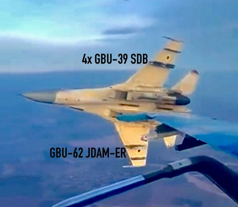 烏克蘭空軍 Su-27 戰機近期首度於一次任務中混合搭載不同彈重的精準炸彈。 圖:翻攝自 X 烏克蘭空軍 Su-27 戰機近期首度於一次任務中混合搭載不同彈重的精準炸彈。 圖:翻攝自 X