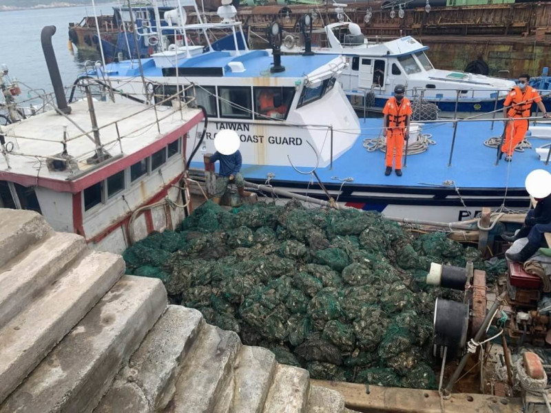 連江地檢署指揮海巡署偵辦馬祖漁船涉與中國漁船併靠走私牡蠣案件，日前偵結並對涉案人提起公訴，建請法院從重予以量刑。圖為海巡人員查獲漁船涉走私大量牡蠣。（檢方提供）中央社記者王鴻國傳真  114年5月12日   