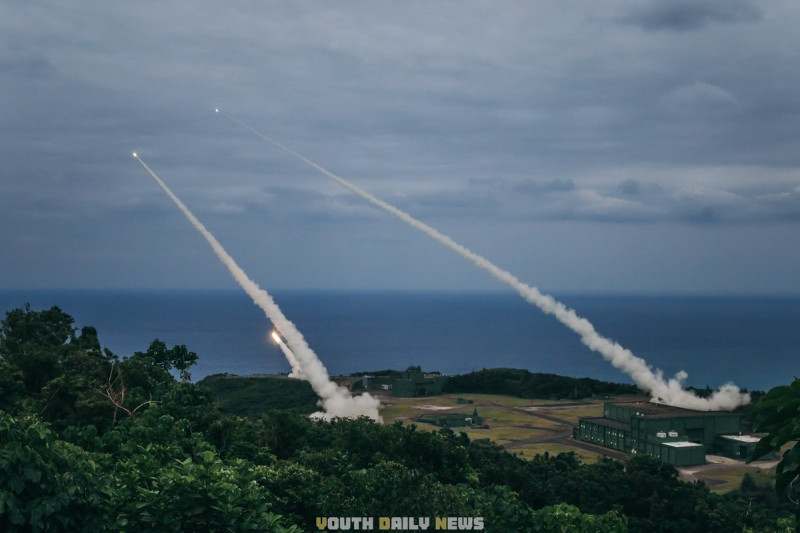 國軍向美採購的M142「海馬士」(HIMARS)多管火箭系統在台首次實彈射擊。 圖:翻攝「臉書」青年日報