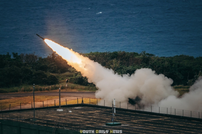 國軍向美採購的M142「海馬士」(HIMARS)多管火箭系統在台首次實彈射擊。 圖:翻攝「臉書」青年日報