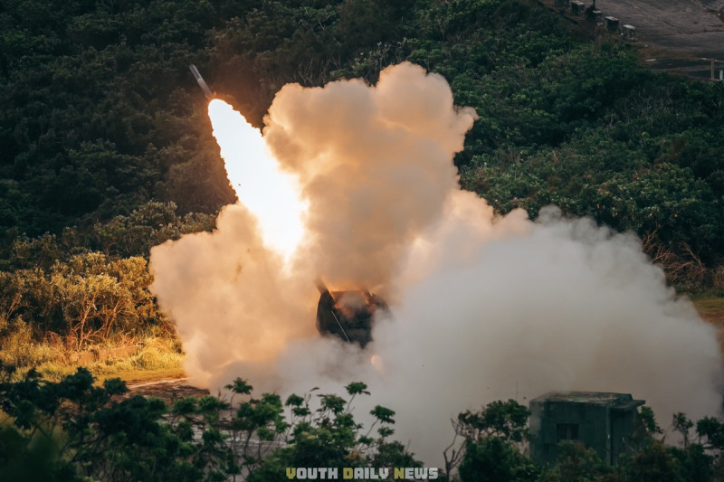 國軍向美採購的M142「海馬士」(HIMARS)多管火箭系統在台首次實彈射擊。 圖:翻攝「臉書」青年日報