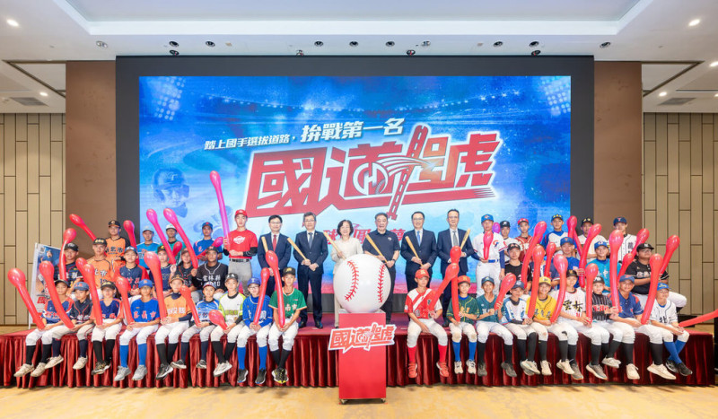 114年華南金控盃全國少棒、青少棒錦標賽5月底將先後開打，12日在台北舉辦開賽記者會，與會球隊代表及現場來賓一同為賽事宣傳。（中華民國棒球協會提供）  中央社記者謝靜雯傳真  114年5月12日   