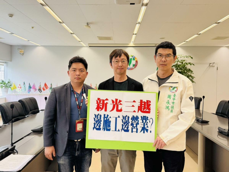 市議員江肇國、周永鴻、蔡耀頡在議會質詢批評市府高層與都發局「至今說不清楚標準」，不僅讓業者無所適從，更讓市民對公共安全產生不信任。   圖：民進黨團/提供