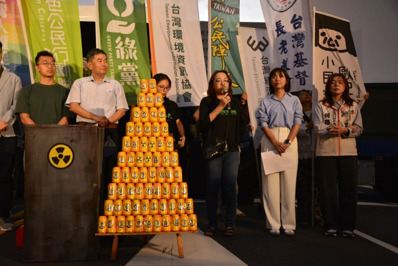 國民黨、民眾黨推動《核子反應器設施管制法》第6條修法，意圖鬆綁老舊核電廠重啟門檻，全國廢核行動平台今（12）日晚間舉辦「反對核電重啟，拒絕草率修法」晚會抗議。   圖：全國廢核行動平台臉書