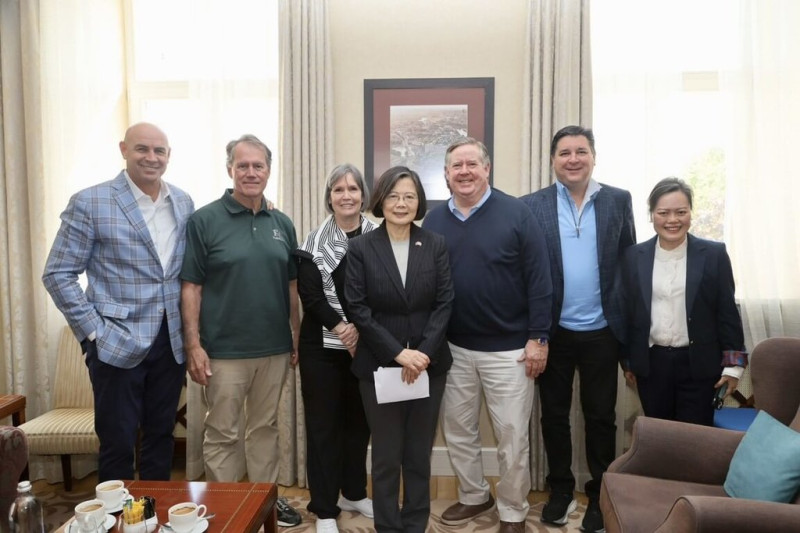 前總統蔡英文（中）出訪立陶宛，巧遇也在立陶宛訪問的美國議員，美方主動邀約下，雙方12日上午會面交流。美方與會議員有眾議院撥款委員會凱福特（又譯克維特，右3）及麥卡倫（左3）、凱斯（左2）、艾爾濟（左1），以及眾議院運輸與基礎建設委員會議員饒澤（右2）。駐立陶宛代表王雪虹（右1）也參與會面。（蔡英文辦公室提供）中央社記者游堯茹維爾紐斯傳真 114年5月12日   圖：中央社提供