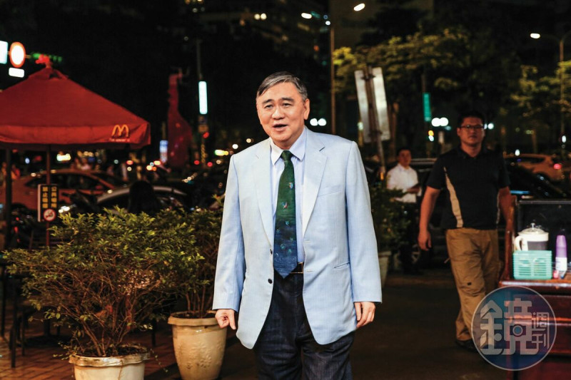 王文洋身價千億，妻子陳靜文2007年過世後，他單身至今。   圖：鏡週刊提供