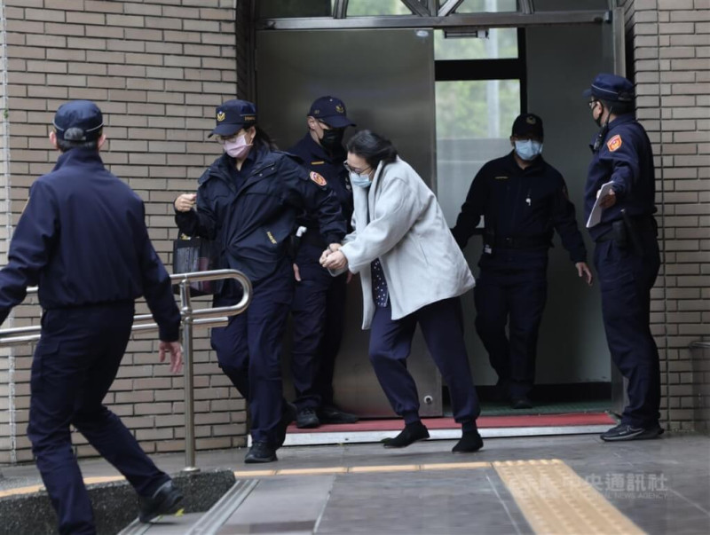 台北市劉姓保母姊妹涉虐死1歲男童剴剴，13日下午將宣判。圖為3月19日庭審結束後劉姓保母（右3）由法警帶回囚車。（中央社檔案照片）   