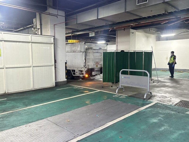 中國醫藥大學附設醫院急重症大樓地下停車場13日清晨發生死亡車禍，1名外包廠商司機與醫院清潔人員賴姓女子發生交通事故，賴女送醫急救仍被宣告不治。（民眾提供）中央社記者郝雪卿傳真  114年5月13日   
