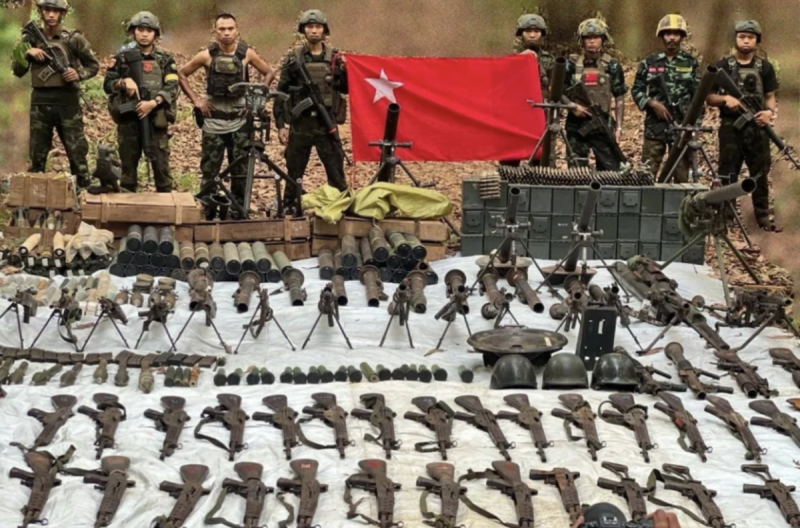 根據緬甸民族團結政府（NUG）國防部 11 日發布的戰報，現場發現至少 30 具緬軍士兵遺體，並俘虜 6 名士兵及 7 名家屬，同時繳獲 83 件各類武器、彈藥與干擾設備。   圖 : 翻攝自緬甸中文君