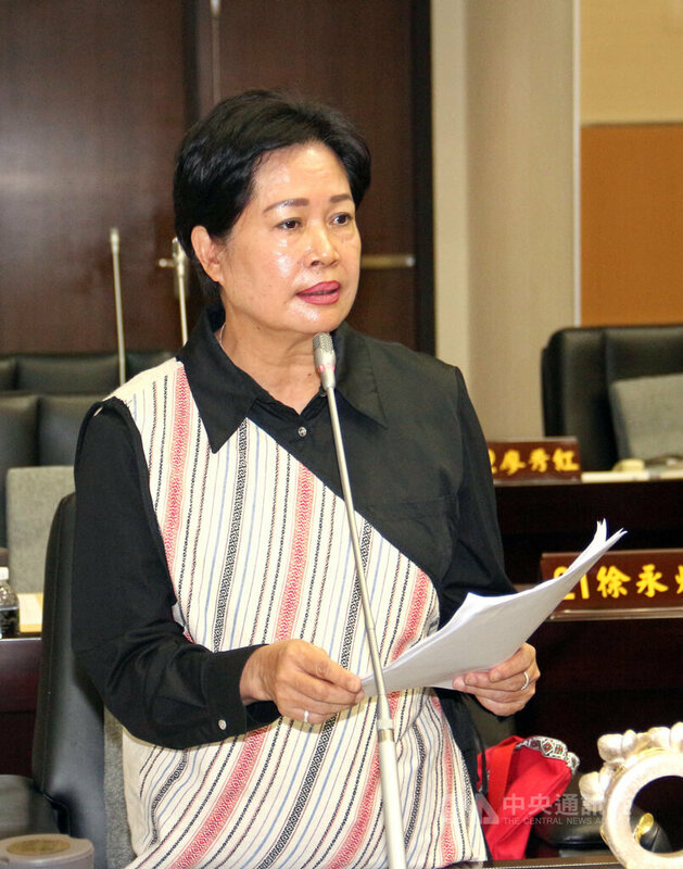 國民黨籍苗栗縣議員劉美蘭（圖）擔任2屆泰安鄉長期間，涉嫌與丈夫、時任鄉公所陳姓秘書收取工程回扣1100餘萬元，苗栗地檢署13日偵結，依貪污治罪條例起訴，並請法院從重量刑、褫奪公權。中央社記者管瑞平攝 114年5月13日   