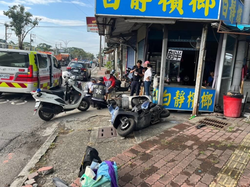 高雄大寮區13日上午發生交通事故，左轉自小客車擦撞直行機車，機車被撞上後再波及路旁機車，王姓騎士受傷送醫，但自小客駕駛連同乘客卻徒步離開現場，警方目前已鎖定車主身分，將迅速通知到案說明。（高市林園警分局提供）中央社記者洪學廣傳真  114年5月13日   